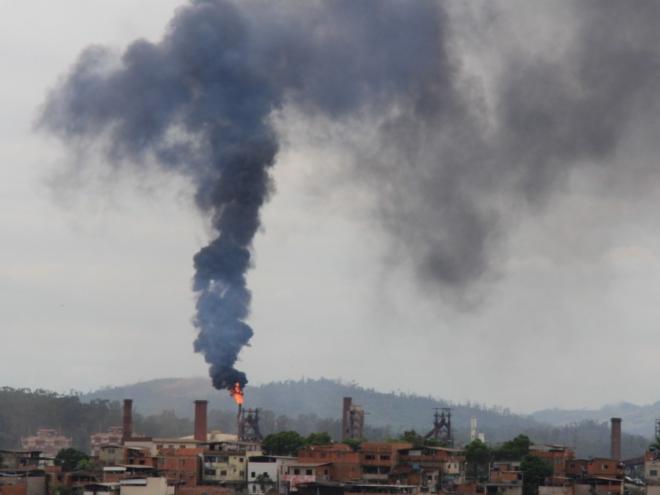 Incêndio na torre do alto-forno 1 da Usiminas deixou moradores de  Ipatinga preocupados na tarde desse domingo 