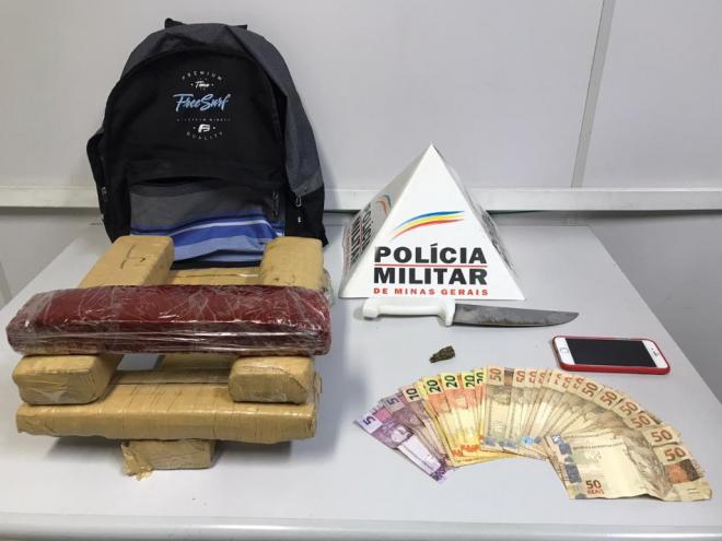 Em uma mochila levada pelo condutor de uma motocicleta, policiais encontraram essas barras de maconha 