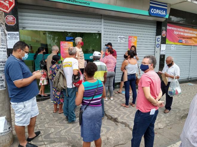 Populares foram em busca de atendimento na agência da Copasa, no bairro Cidade Nobre, em Ipatinga   