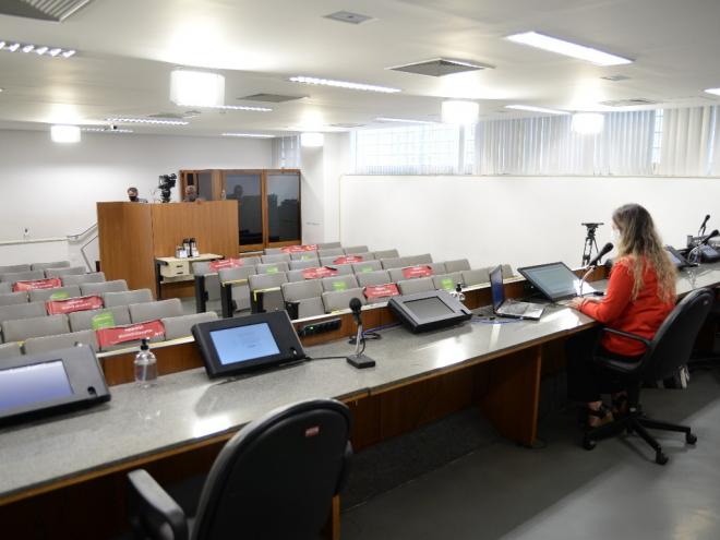 Na reunião, conduzida pela deputada Beatriz Cerqueira, a presença de psicólogos e assistentes sociais na rede pública de educação foi tida como urgente e necessária 