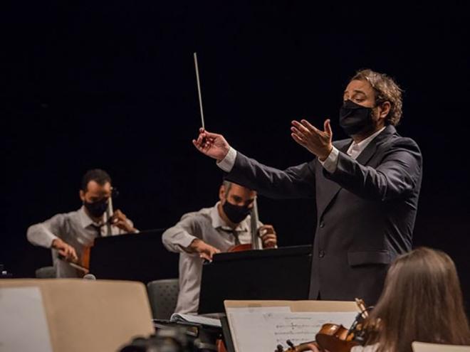 O maestro Rodrigo Toffolo rege a Orquestra Ouro Preto