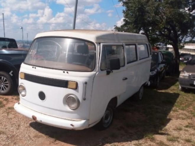 Entre os veículos estão utilitários, motocicletas e até essa kombi
