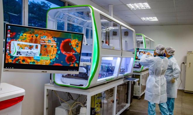 Equipe de trabalho atua no laboratório da Fiocruz 