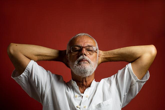 Cantor e violonista baiano Roberto Mendes apresenta 
