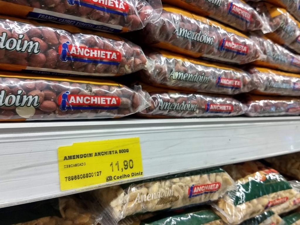 Amendoim apresentou alta no preço também e, de R$ 8 (pacote de 500 gramas) em agosto chega a R$ 11,90 em outubro 