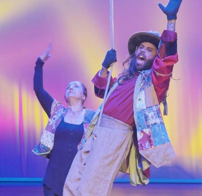 Atores Luzia di Rezende e Diego Martins, no Visita Teatralizada Virtual