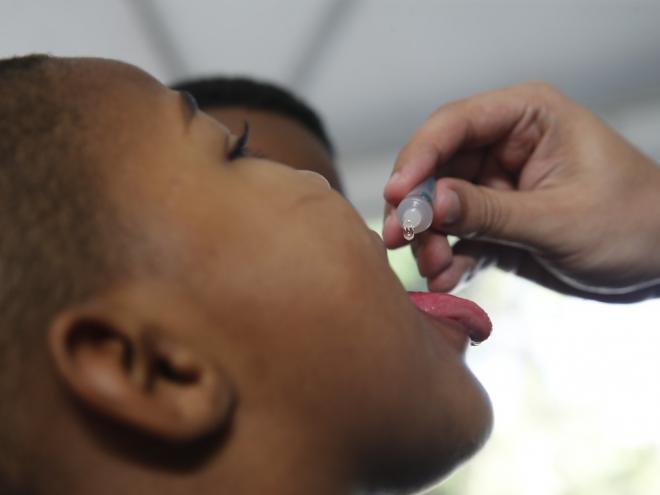 A poliomielite, também chamada de paralisia infantil, é uma doença contagiosa aguda, mas pais têm negligenciado a imunização dos pequenos  
