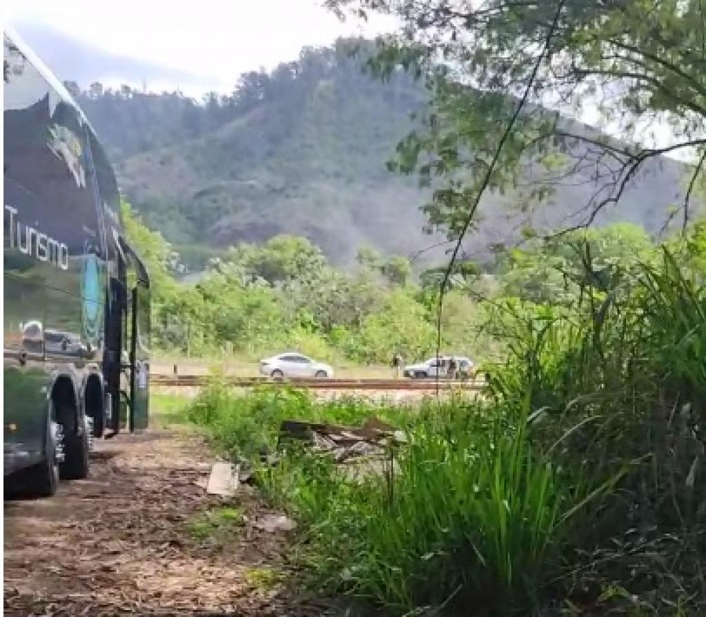 Ônibus fretado em Caratinga foi desviado da BR-381 para a margem da Estrada de Ferro Vitória-Minas nas proximidades de Cachoeira do Vale, em Timóteo