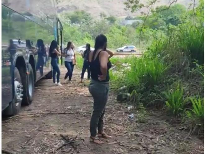 Criminoso determinaram que ônibus fretado fosse desviado para uma estrada de terra, à margem da Br-381 e Estrada de Ferro Vitória a Minas, onde praticaram assalto aos comerciantes 