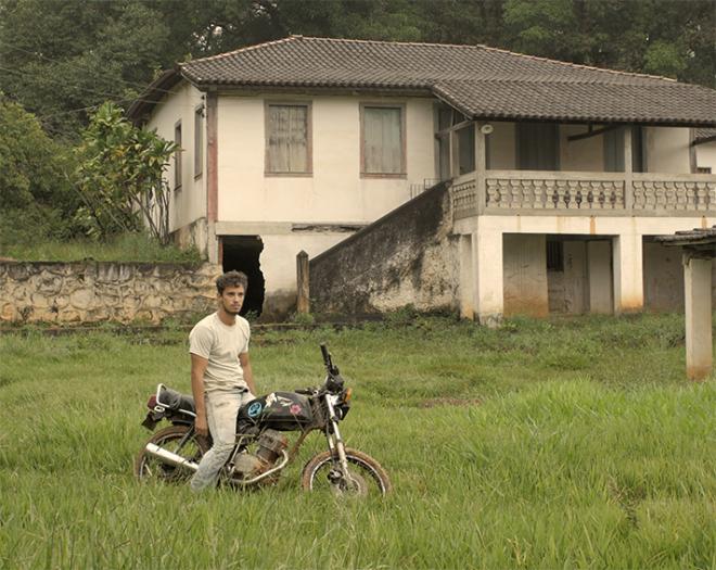 Motocicletas ou costura: o dilema de um jovem dividido em dois mundos