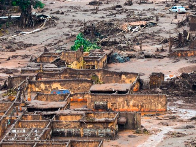 Área atingida pelo rompimento de barragem no distrito de Bento Rodrigues, zona rural de Mariana, em Minas Gerais - Antonio Cruz/ Agência Brasil