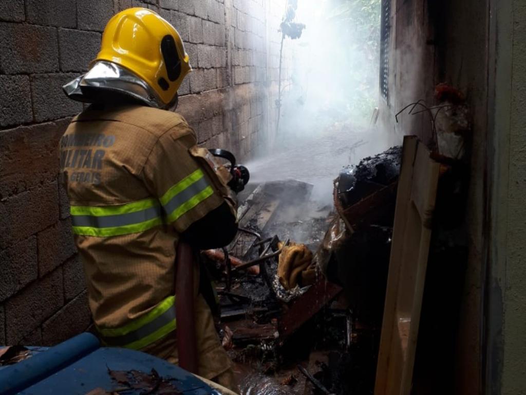 Equipes controlaram as chamas antes que atingissem mis de um cômodo de residência