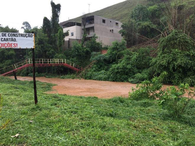 Registro feito na manhã deste sábado mostra o nível do ribeirão Ipanema, entre os bairros Limoeiro e Chácaras Madalena