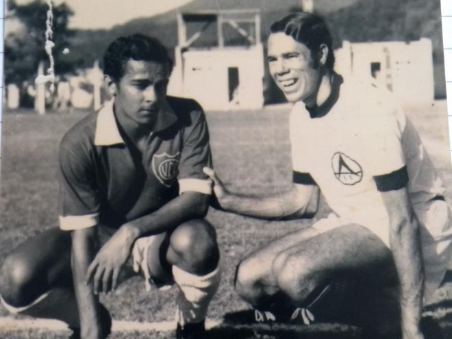 Del Pretes ao lado do amigo Pelota, em 1971, após o jogo Valeriodoce 3 x 0 Acesita, no estádio Timirim 