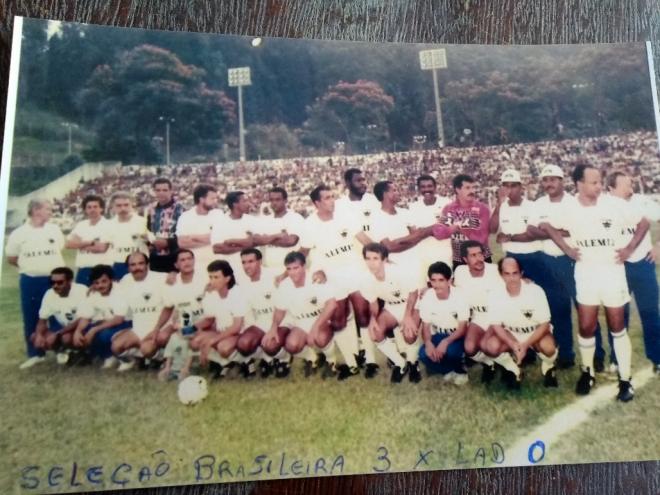 Da esquerda para a direita, Del Pretes é o último agachado. De pé ao lado dele, com as mãos na cintura, está Reinaldo, ídolo do Atlético