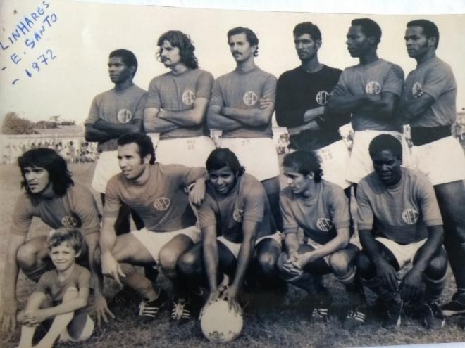 Ex-jogador também atuou pelo Linhares. Da esquerda para a direita, Del Pretes é o penúltimo agachado