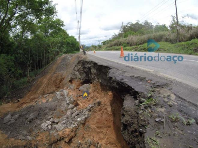 Erosão em trecho da BR-458, na saída de Ipatinga para o aeroporto regional 