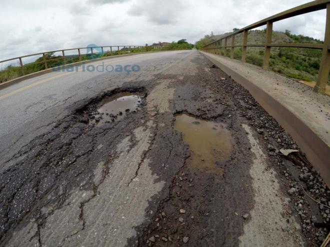 Motorista que não prestar atenção pode ter pneus estourados nas crateras sobre o tabuleiro da ponte metálica, entre Santana do Paraíso e Caratinga 