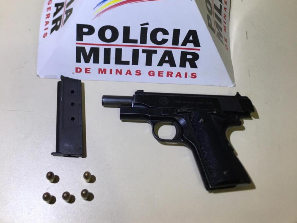 Sem licença para portar arma, indivíduo abordado pela PM em Santo Antônio da Mata portava essa pistola municiada 