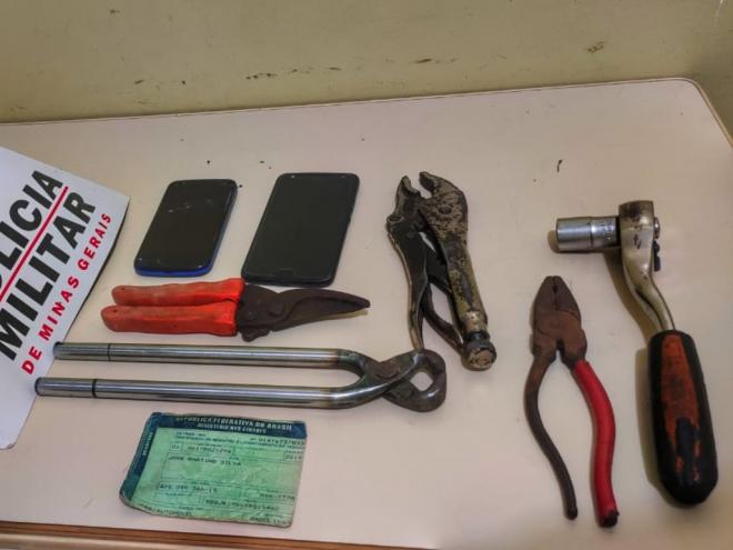 Com os dois detidos foram apreendidos ferramentas usadas no arrombamento e telefones celulares