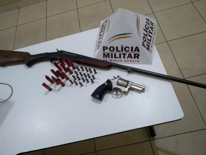 Na segunda apreensão em menos de 24 horas, em Santo Antônio da Mata, policiais apreenderam essa espingarda, revólver e munição 