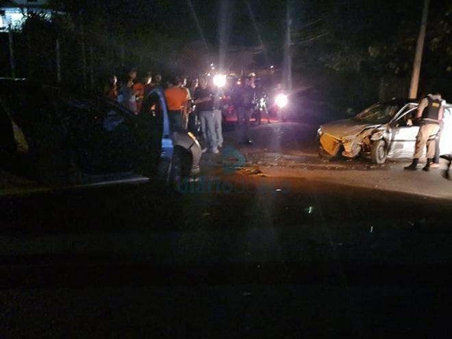 A colisão frontal envolveu três carros na noite de quinta-feira