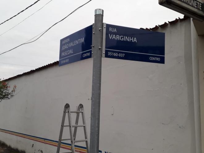 O trabalho de instalação de placas começou no centro da cidade