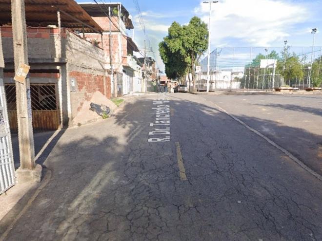 A vítima correu para esta rua com o objetivo de escapar dos autores durante os tiros