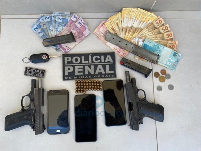 No interior do carro foram localizadas duas pistolas de calibre 380 e muita munição para as armas