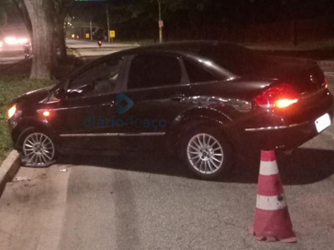 O carro que atropelou o homem atingiu depois o canteiro central da rodovia