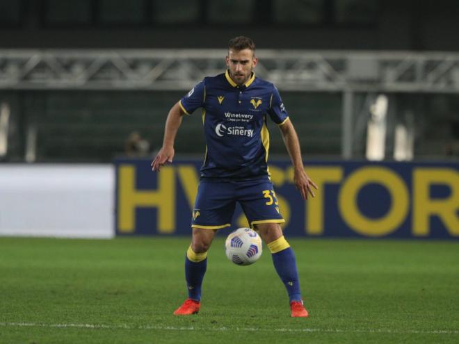 O zagueiro Alan Empereur estava defendendo o Hellas Verona, da Itália