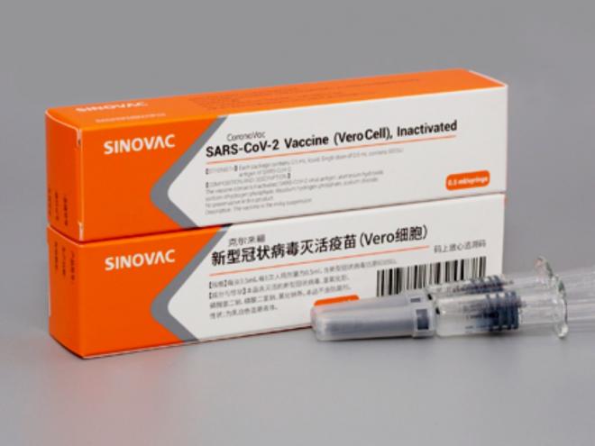 A Coronavac é desenvolvida pela farmacêutica chinesa Sinovac em parceria com o Instituto Butantan; pesquisa é alvo de queda de braço entre o governo de SP e o governo federal