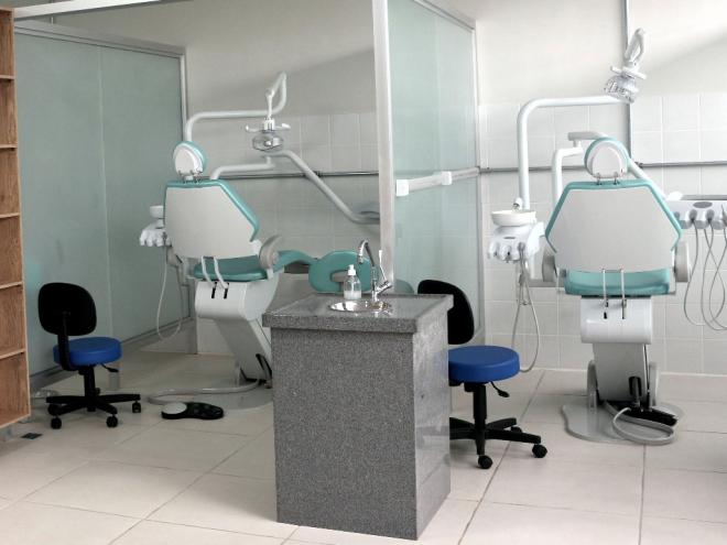 Os procedimentos odontológicos serão realizados pelos acadêmicos do curso, sob a supervisão dos professores 