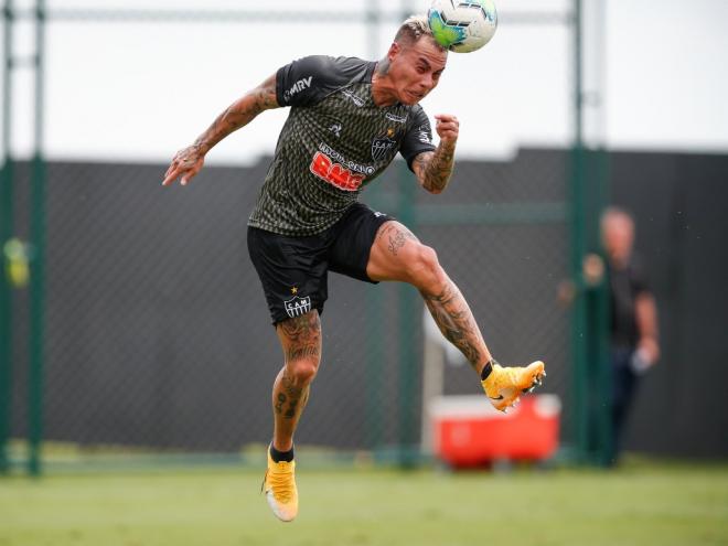 Chileno pediu licença da seleção para estrear pelo Galo