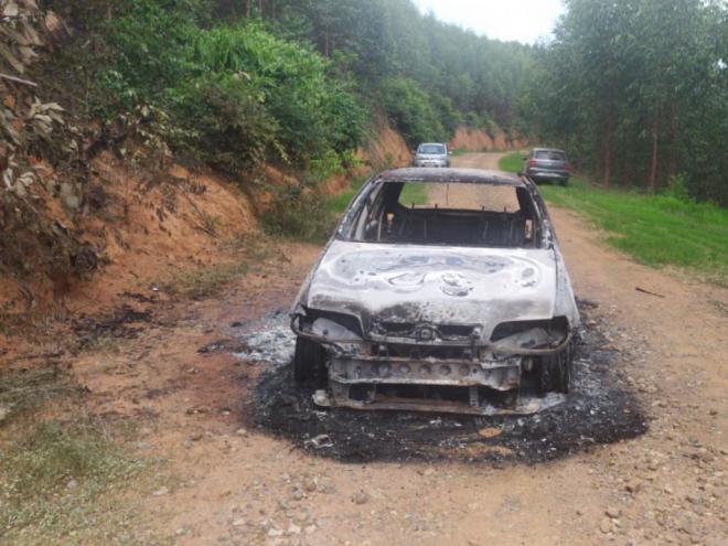 Corpo foi encontrado dentro desse Fiat Palio carbonizado, abandonado em uma estrada no meio de uma plantação de eucaliptos