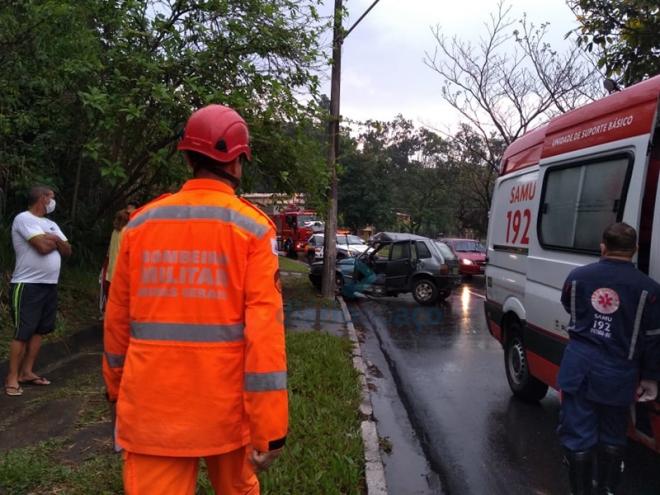 O Fiat Uno atingiu, lateralmente, um poste de iluminação pública