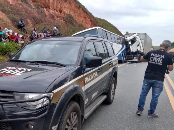 A carreta atingiu a traseira do ônibus na BR-381