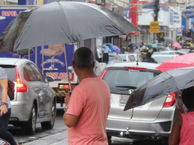 A previsão aponta chuva entre sexta-feira e domingo, devido à chegada de uma frente fria 