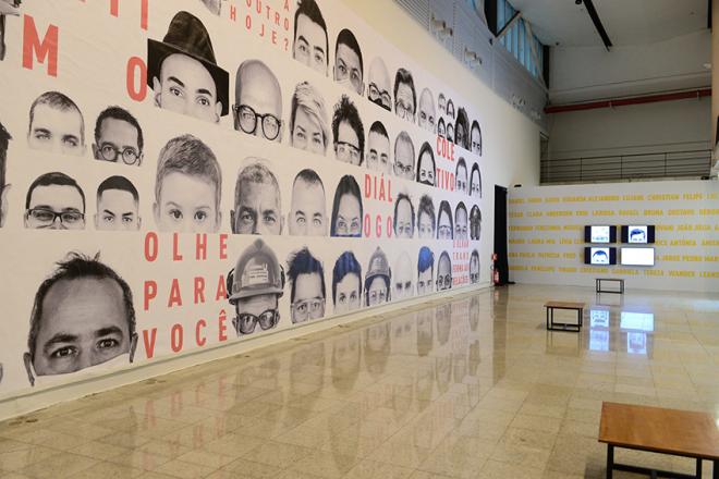Na galeria, um enorme mural mostra a intrigante expressão de belos olhares