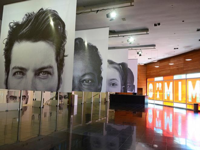 As fotos são expostas em lambe-lambes, infláveis iluminados e displays