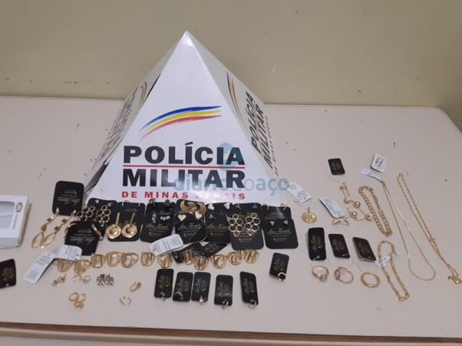 Anéis, pulseiras, pingentes e outras semijoias apreendidos pela PM no Córrego do Caçador