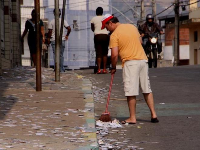 Lançamento de santinhos nas ruas é coisa do passado e virou crime eleitoral; Situação era tão crítica que os próprios moradores procuravam remover o material de alguns lugares antes da chegada do pessoal da limpeza urbana 