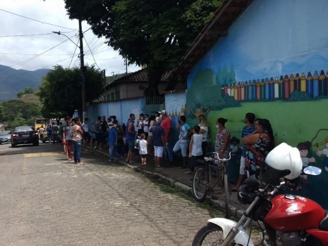 Fila para votação na escola José Ferreira Maia, no distrito de Cachoeira do Vale, em Timóteo
