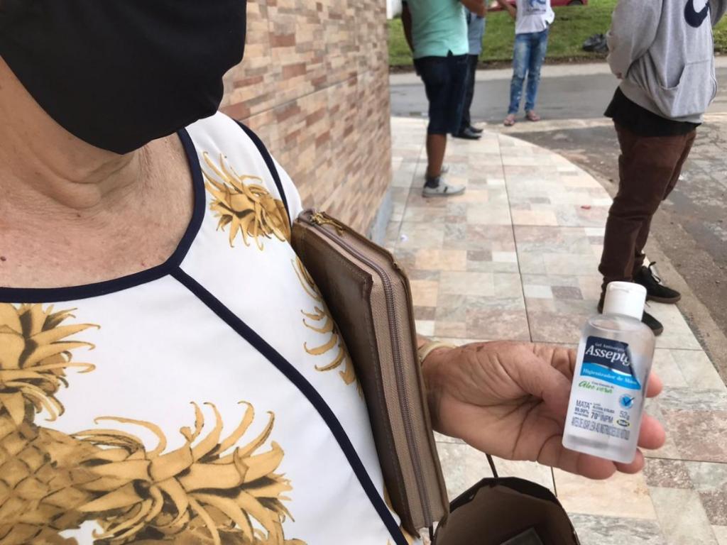 Juelita Alves tem 73 anos e levou seu álcool em gel para se proteger da doença