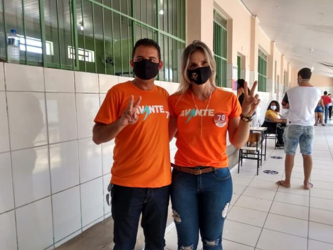 Acompanhado da esposa, candidato do Avante votou no fim da manhã