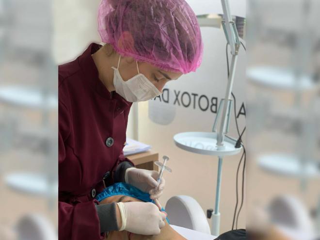 A Biomédica Laila Melanes aplicando o Bioestimulador Radiesse, que serve para dar sustentação à pele e formar colágeno, oferecendo uma aparência bem mais jovem e firme, trabalhando, então, as rugas, flacidez e o rejuvenescimento
