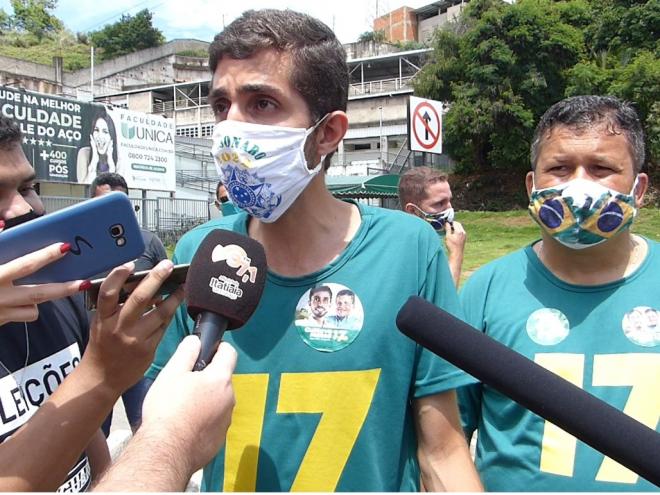 O candidato Gustavo Nunes, ao votar na manhã desse domingo