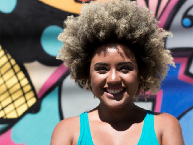 A atriz Fabiana Brasil vai ?Contar e cantar Zumbi e Dandara?