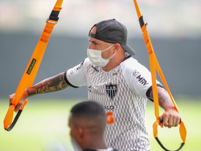 Sampaoli foi diagnosticado com covid-19 e não estará à beira do campo