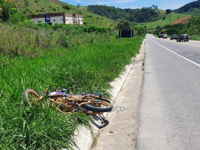 A moto furtada foi encontrada caída na margem da rodovia e apresentava vários danos